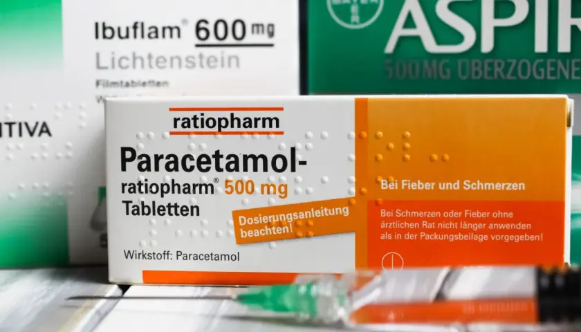 Packungen mit Paracetamol und Ibuprofen, bereit zur Linderung von Fieber und Schmerzen.