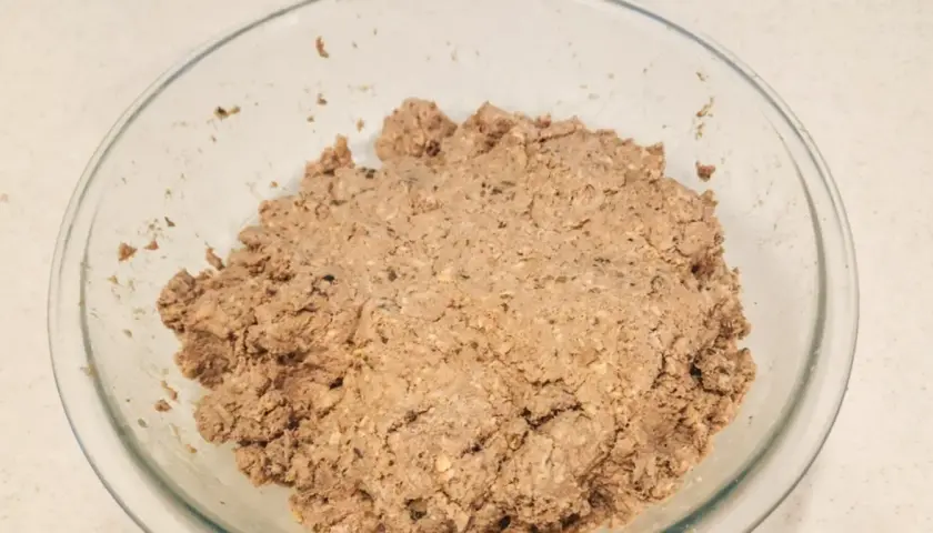 Masa pasztetowa w szklanej misce, gotowa do pieczenia.