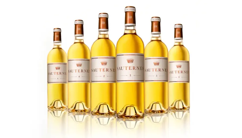 Six bouteilles de Sauternes aux étiquettes numérotées, reflétant la richesse des millésimes.