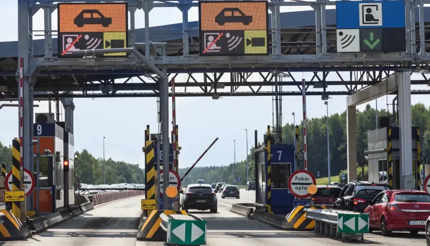 Korki na bramkach autostradowych. Zastanawiasz się, ile kosztują bramki z Krakowa do Katowic? Sprawdź ceny opłat drogowych.