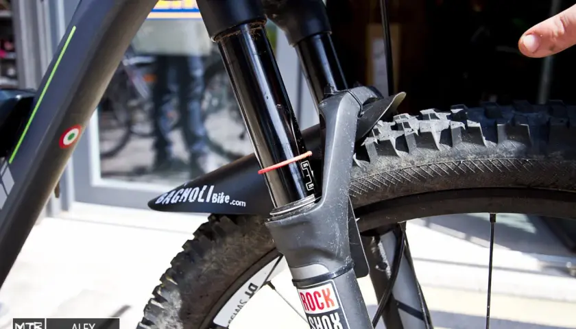 A red O-ring on a RockShox mtb fork indicates the amount of sag.