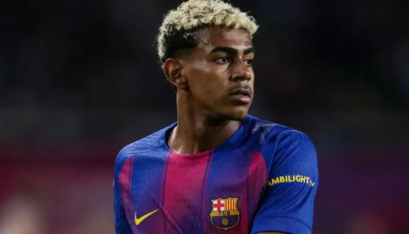 Młody piłkarz FC Barcelona Lamine Yamal, z charakterystyczną fryzurą. Jego wzrost i waga są kluczowe dla jego gry.
