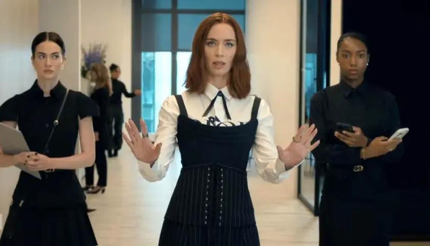 Emily Blunt w roli Mirandy Priestly, w otoczeniu asystentek, w scenie z filmu "Diabeł ubiera się u Prady".