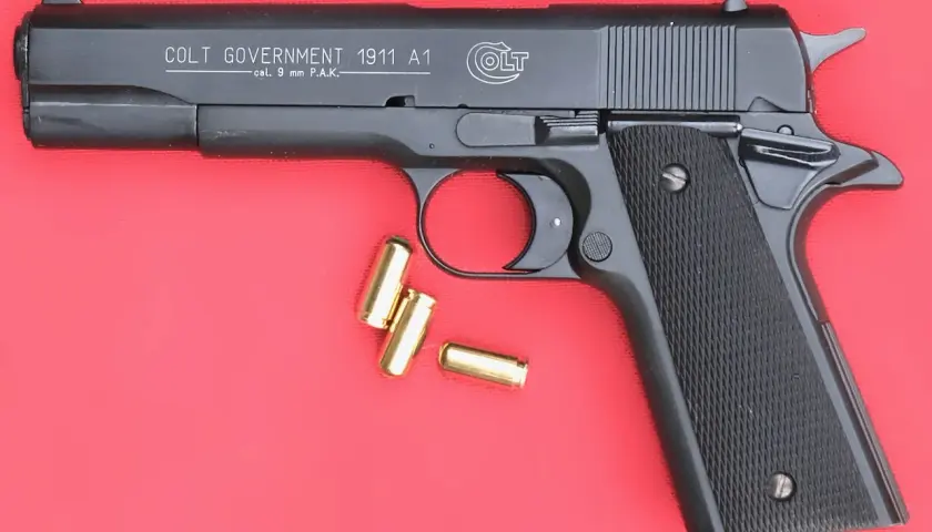 Pistolet d'alarme Colt Government 1911 A1, cal. 9 mm P.A.K. avec cartouches. C'est quoi ce pistolet ?