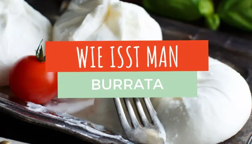Frische Burrata mit Tomate und Basilikum auf einem Teller. Ein Gabel liegt daneben. Der Text "Wie isst man Burrata" ist eingeblendet.
