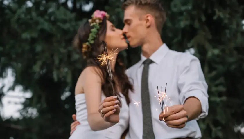 Para jak zostać fotografem ślubnym, całuje się z zimnymi ogniami.
