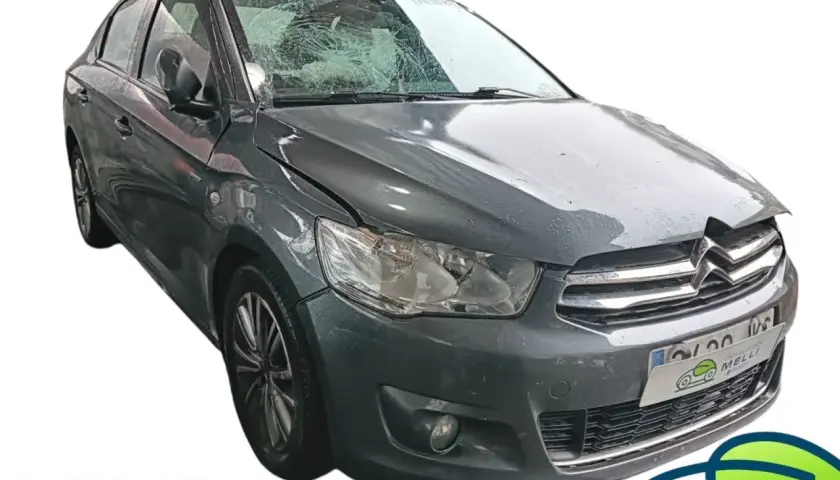 Citroën C-Elysée con parabrisas roto y capó dañado, mostrando los problemas que puede tener este modelo.