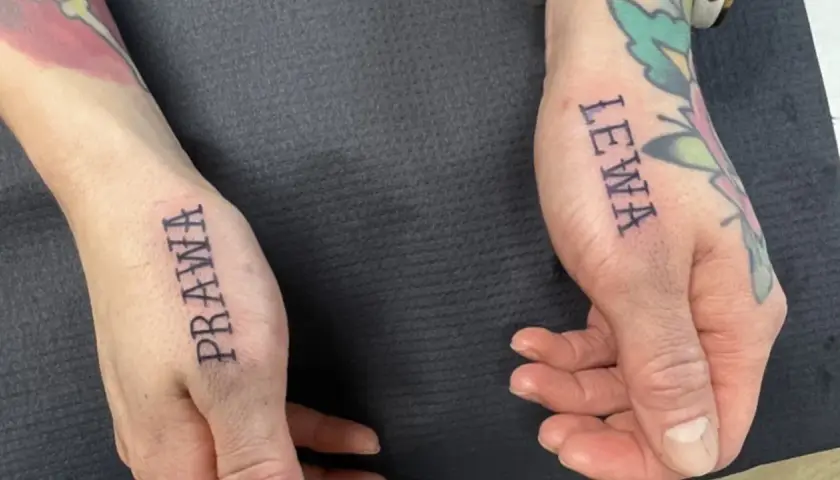 Na lewej ręce tatuaż z napisem "PRAWA", na prawej "LEWA".
