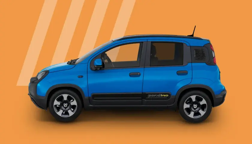 Un'auto blu, una panda a gas, con dettagli neri e scritta "pandina" gialla sul fianco, su sfondo arancione a righe.