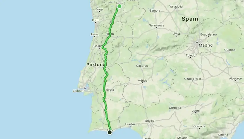 Mapa de Portugal con una ruta verde que va de norte a sur, como una ruta 66 portuguesa. Muestra ciudades como Porto, Coímbra y Lisboa.