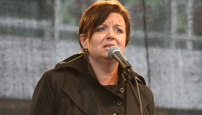 Hanna Banaszak śpiewa, jej głos niesie się z mikrofonu.