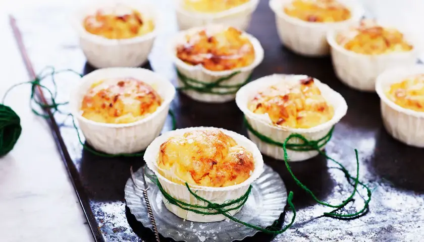 Små, gyllene potatis i muffinsform, bundna med grönt garn. En härlig liten rätt som passar perfekt till helgen.