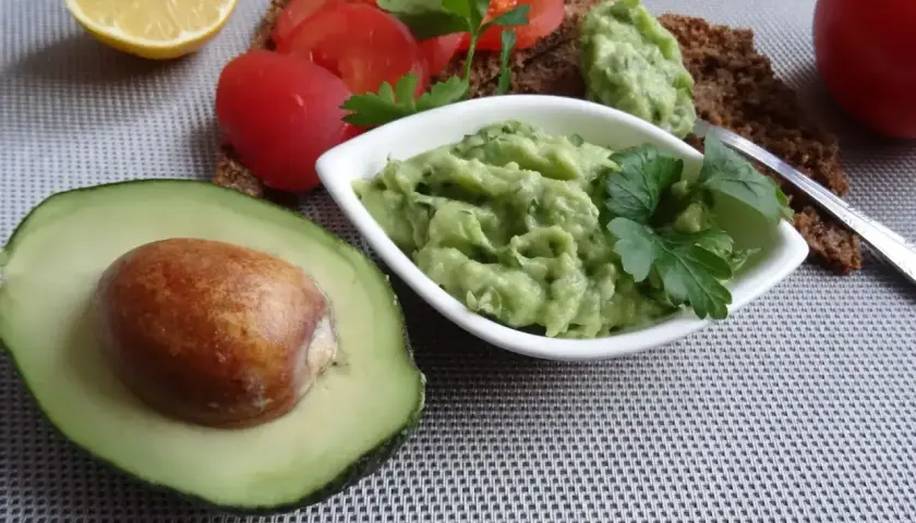 Pyszne guacamole przepis: awokado, pomidory, cytryna i natka pietruszki. Idealne na tostach.