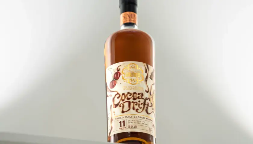 Butelka whisky "Cocoa Drift" z etykietą przedstawiającą wiśnie i czekoladę.
