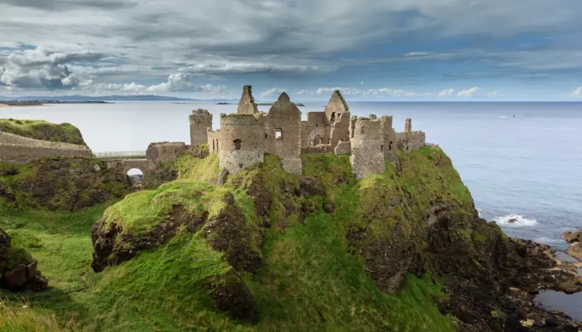 Ruinen einer Burg auf einer Klippe am Meer. Hier wurde Game of Thrones gedreht, eine dramatische Kulisse für Westeros.