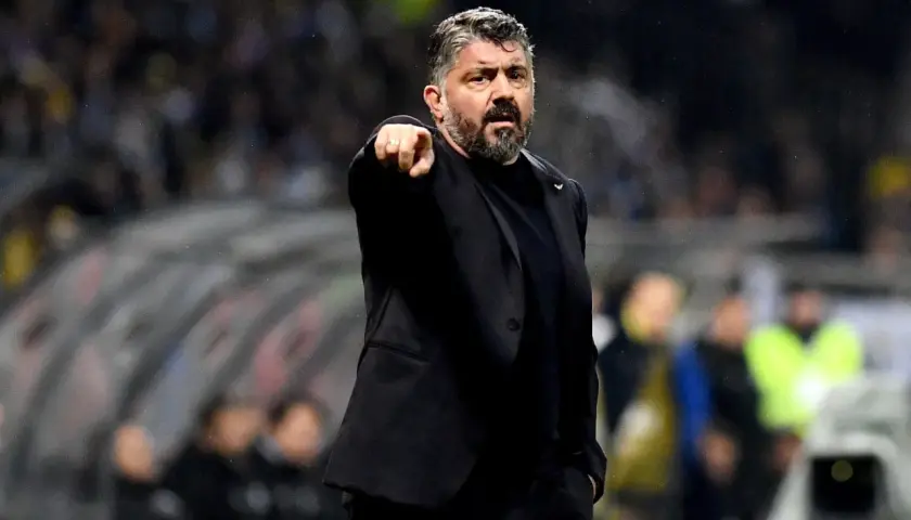Gennaro Gattuso, trener reprezentacji Włoch, wskazuje palcem, motywując drużynę do walki.
