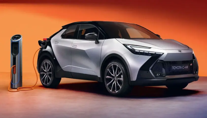 La nuova Toyota C-HR GR, un'auto elettrica all'avanguardia, si ricarica con stile. Tra le marche auto elettriche, Toyota si distingue per innovazione.
