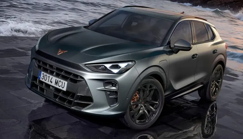 Nowy Cupra Terramar, SUV o sportowym designie, prezentuje swoje imponujące wymiary na tle falującego morza.