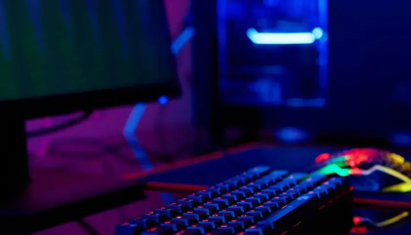 Klawiatura i myszka gamingowa w neonowym świetle. Sprawdzam Dying Light 2 wymagania, by móc grać!