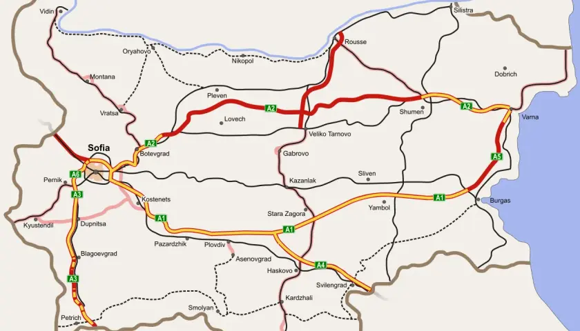 Mapa dróg Bułgarii z zaznaczonymi autostradami i miastami. Planując podróż, warto sprawdzić aktualne opłaty drogowe Bułgaria.