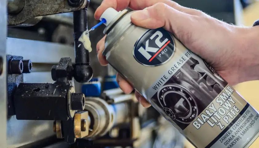 Smar litowy K2 z PTFE w sprayu, idealny do smarowania ruchomych części maszyn. Zapewnia długotrwałą ochronę i redukcję tarcia.