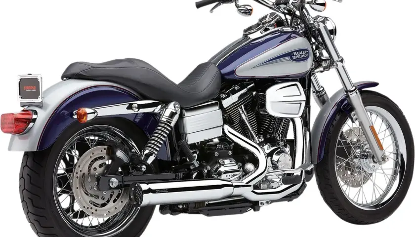 Błyszczący wydech Cobra na motocyklu Harley-Davidson.