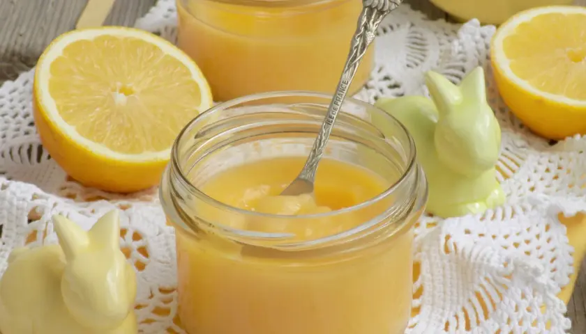 Słoiczki z domowym lemon curd, cytryny i urocze zajączki. Idealny przepis na lemon curd na wielkanocny stół.