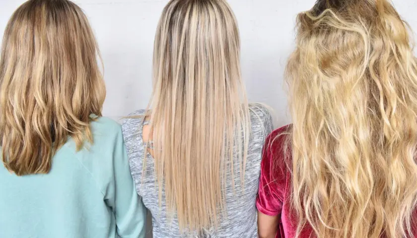 Tre personer med olika nyanser av blont hår, från mörkblont till ljusblont, med olika frisyrer.