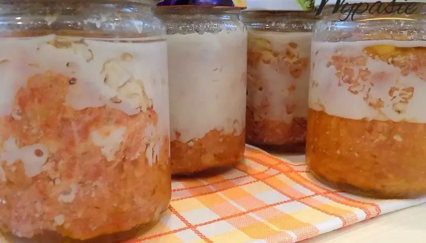Domowa kiełbasa w słoikach: Bezpieczny przepis krok po kroku!