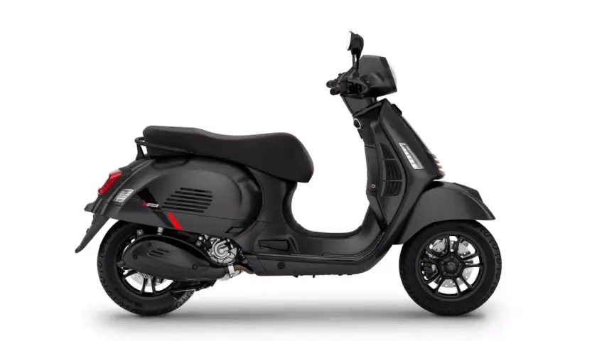 Vespa GTS 300 Super Sport negra mate, con detalles rojos en el asiento y franjas deportivas.