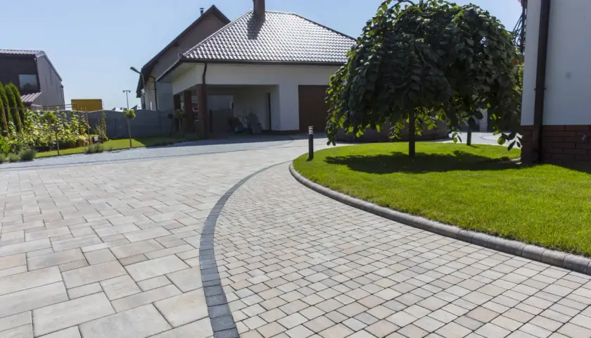 Nowoczesna kostka przed domem, piękne projekty podjazdu i ogrodu.