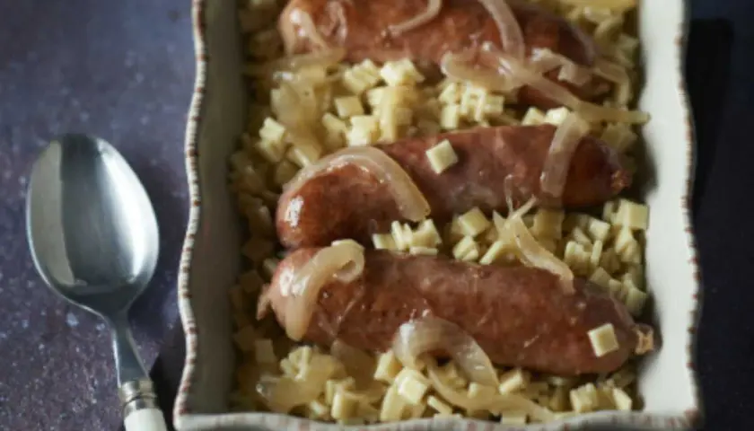 Un plat réconfortant de gratin de crozet diot, avec des saucisses savoureuses et des oignons caramélisés sur des pâtes crozet.
