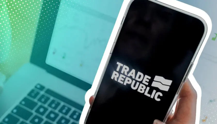 Hand hält Smartphone mit Trade Republic Logo. Im Hintergrund Laptop mit Charts. Ein trauriger Gedanke: Was passiert mit dem Depot bei einem Trade Republic Todesfall?