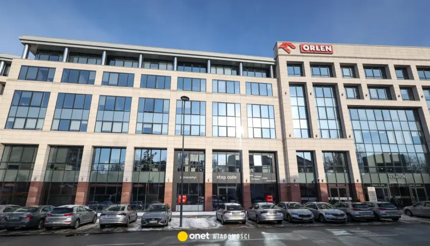 Nowoczesny budynek Orlen z parkingiem. Inwestycja 900 zł w rozwój firmy.