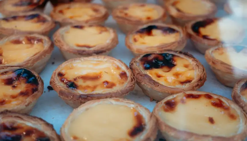 Pyszne babeczki pasteis de nata, idealne na deser. Ten przepis jest prosty i szybki.