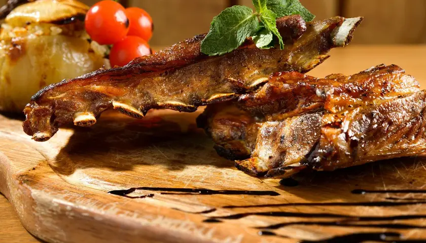 Travers de porc BBQ brillants et caramélisés, prêts à être dégustés.