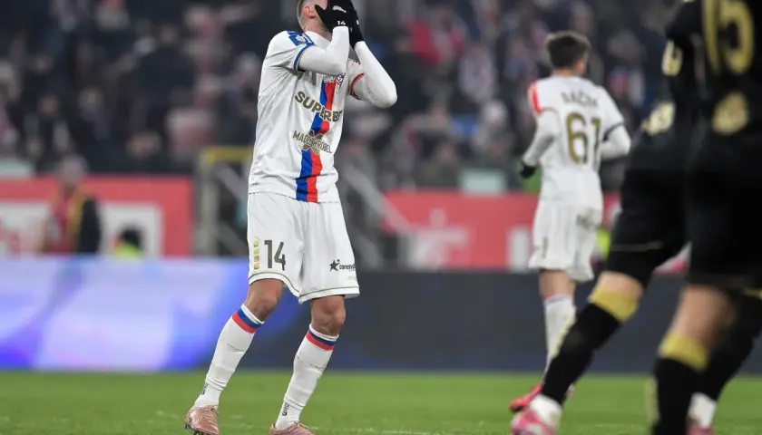 Piłkarz Górnika Zabrze z rozpaczą zakrywa twarz rękami.
