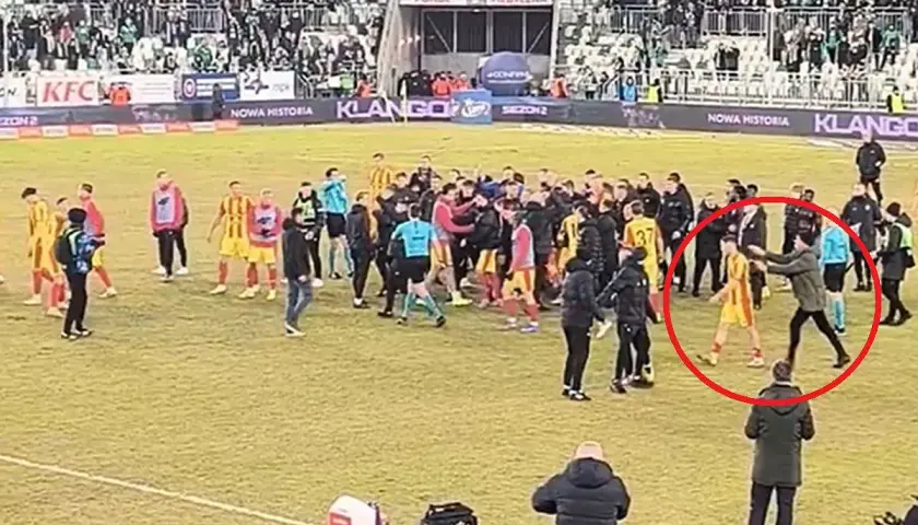 Piłkarze Radomiaka Radom i Korony Kielce w emocjach po meczu. Sędzia próbuje rozdzielić zawodników.