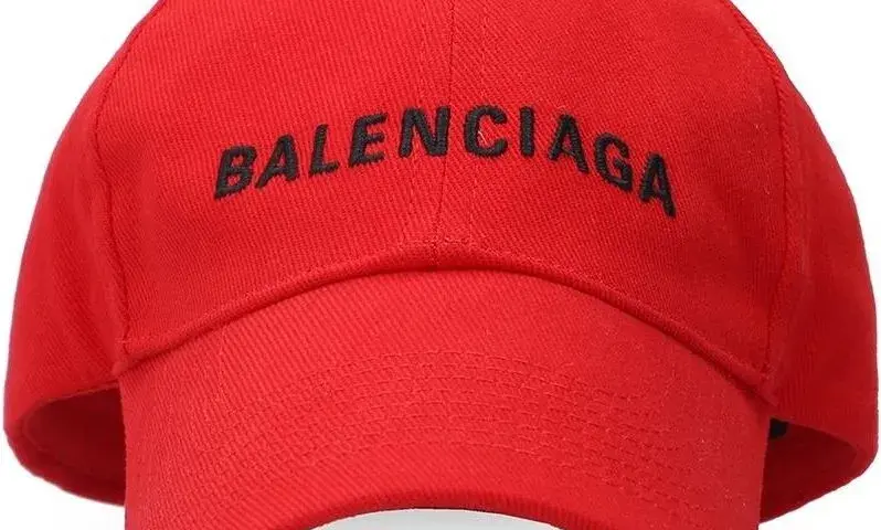 Ile kosztuje czapka Balenciaga? Ceny i modele - poradnik