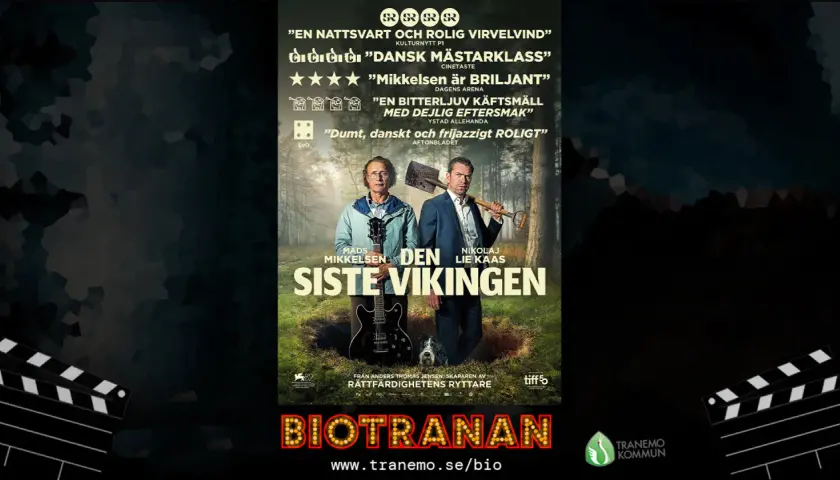 Rollistan för "Den sista vikingen" i Tranemo. Mads Mikkelsen och Nikolaj Lie Kaas står i en grop med en gitarr och en spade.