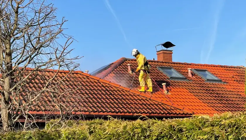 Jak skutecznie umyć dachówkę ceramiczną i betonową bez uszkodzeń