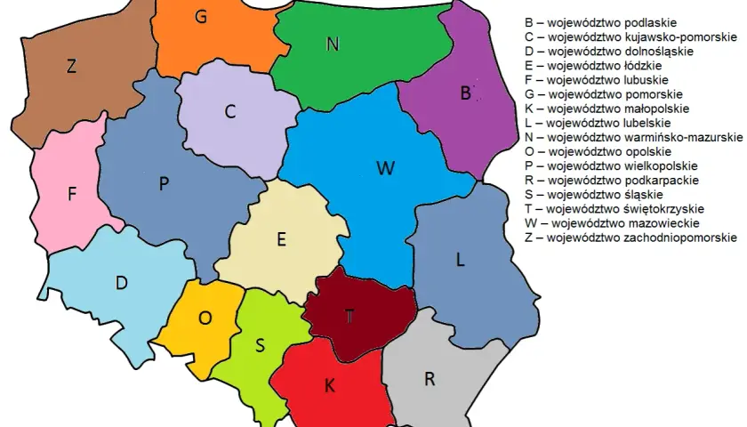 Mapa Polski z zaznaczonymi województwami, każde oznaczone literą i kolorem. Zapisana jako zwa rejestracja.