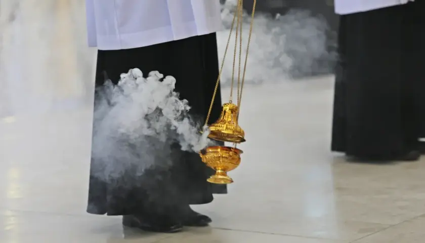 Co oznacza kadzidło w kościele? Symbolika i duchowe znaczenie w liturgii