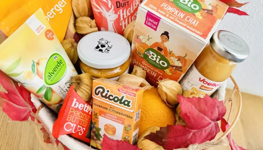 Herbstliche selbstgemachter geschenkkorb ideen: Pumpkin Chai Tee, Ingwer, Erdnussbutter Cups, Alverde Naturkosmetik und mehr.