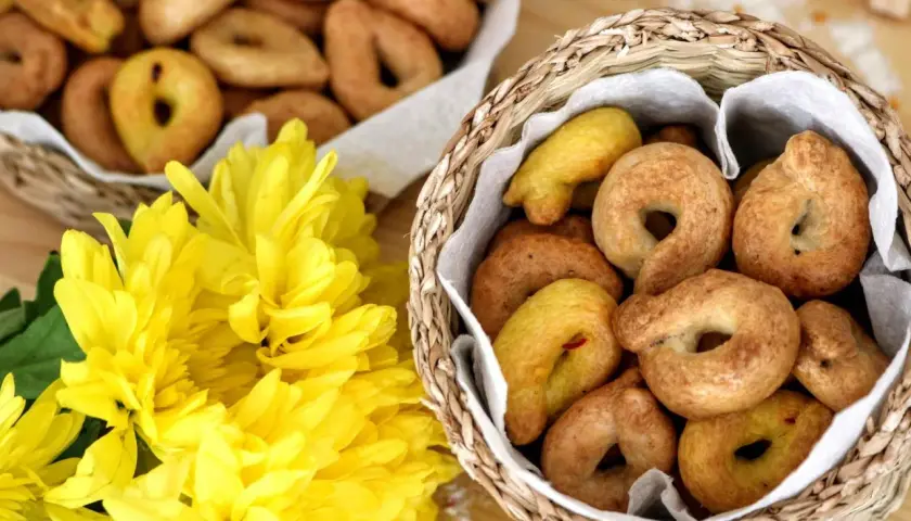 Taralli horneados en una cesta, listos para disfrutar. Una deliciosa receta para compartir.