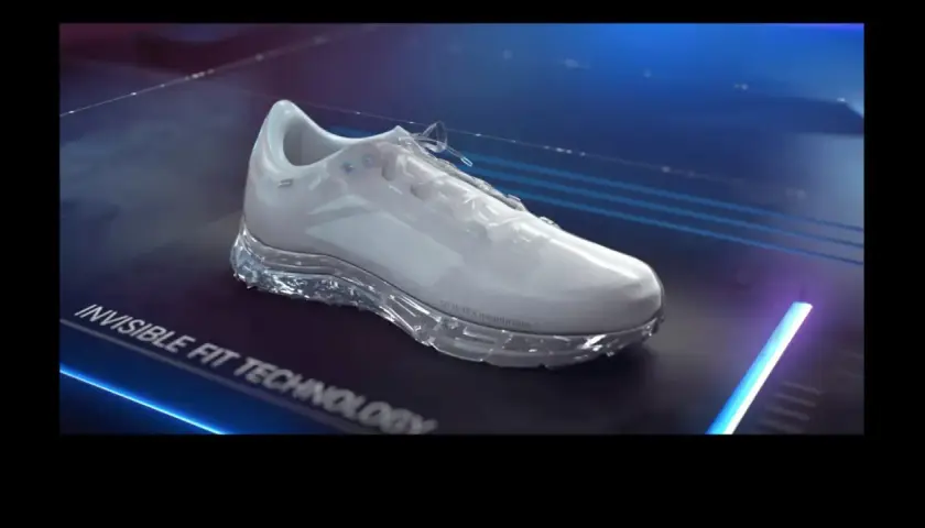 Biały but sportowy z przezroczystą podeszwą, prezentujący technologię GORE-TEX INFINIUM.