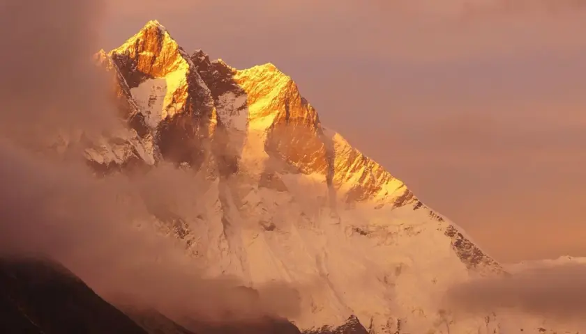 Mount Everest: Gdzie leży? Nepal czy Chiny? Odkryj sekrety Dachu Świata