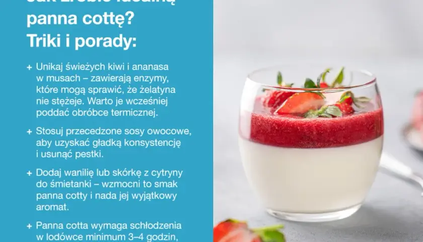 Idealna panna cotta w szklance, udekorowana musem truskawkowym i świeżymi owocami.