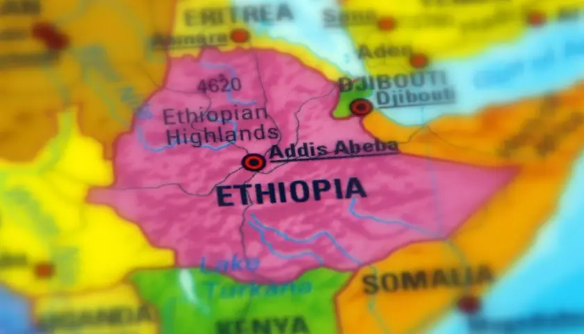 Mapa polityczna Afryki, z zaznaczoną Etiopią, która graniczy z Etiopią, Dżibuti i Somalią.