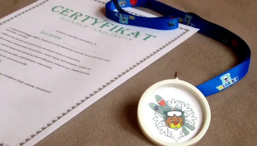 Certyfikat narciarza i medal z bobrem w goglach. Idealny pomysł, jak zrobić wieszak na medale dla małego sportowca.